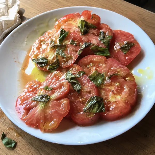 Tomate de la Axarquía con albahaca